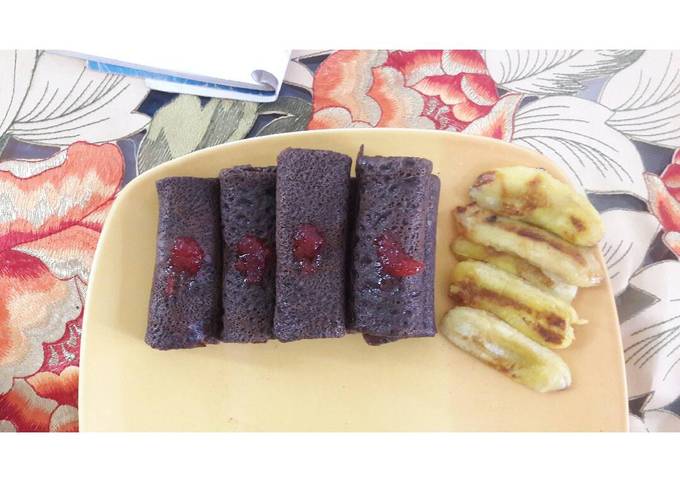 Dadar gulung coklat isi pisang strawberry