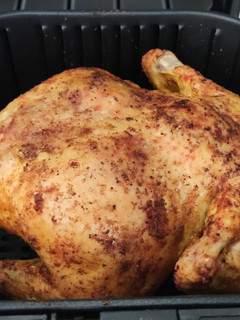 Una foto de Pollo asado entero con su salsa en freidora de aire (AirFryer)