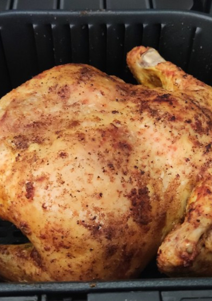Una foto de Pollo asado entero con su salsa en freidora de aire (AirFryer)