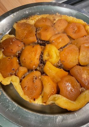 Une photo de Tarte renversée aux pommes et noix de pécan