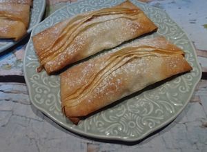 Foto de Trouxas de massa filo com requeijão e mel, nozes e doce de abóbora