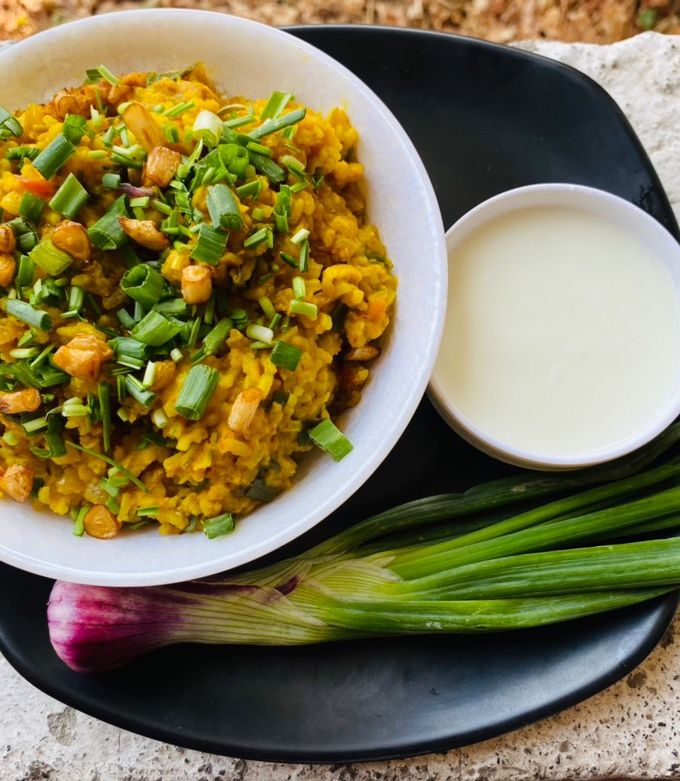 હરે પ્યાઝ કી લસુની ખીચડી(green onion garlic khichdi recipe in Gujarati) રેસીપી મુખ્ય ફોટો