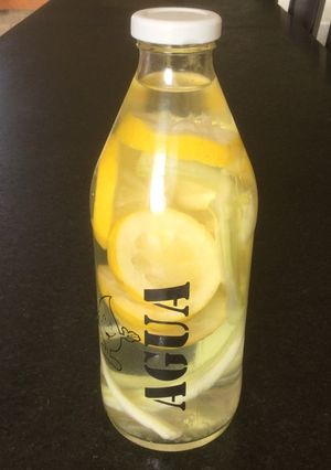 Una foto de Agua natural de limón y apio
