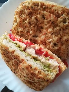 Una foto de Focaccia con pechugas de pollo
