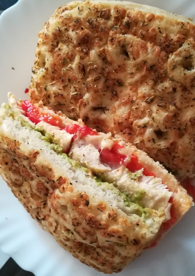 Una foto de Focaccia con pechugas de pollo