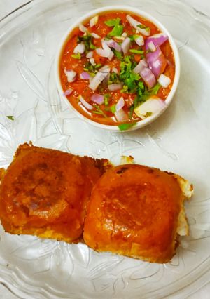 मुम्बईया पॉव भाजी (Mumbaiya Pav Bhaji recipe in hindi) रेसिपी मुख्य फोटो