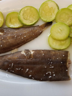 Una foto de Lenguados y calabacín al horno