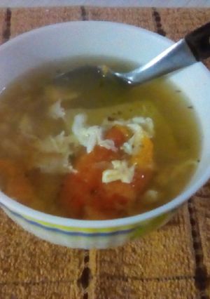 Una foto de Sopa + papa...+🥚