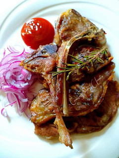 Una foto de Chuletas de lomo de cordero a las brasas con romero fresco