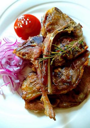 Una foto de Chuletas de lomo de cordero a las brasas con romero fresco