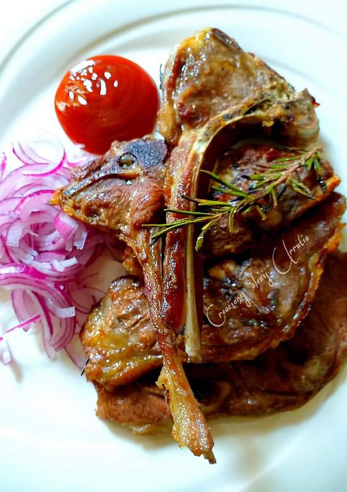 Una foto de Chuletas de lomo de cordero a las brasas con romero fresco