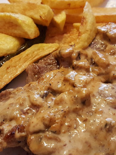 Una foto de Chuletas de cerdo con salsa de champiñones y soja
