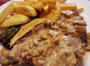 Foto principal de Chuletas de cerdo con salsa de champiñones y soja