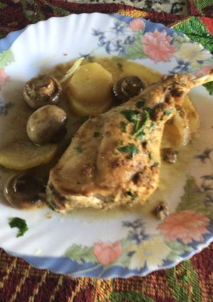 Una foto de Conejo con papas y champiñones