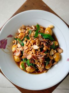 Hình của món Trứng cút xào me.