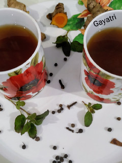 इम्यूनिटी बूस्टर काढ़ा (Immunity Booster Kadha recipe in Hindi) रेसिपी मुख्य फोटो