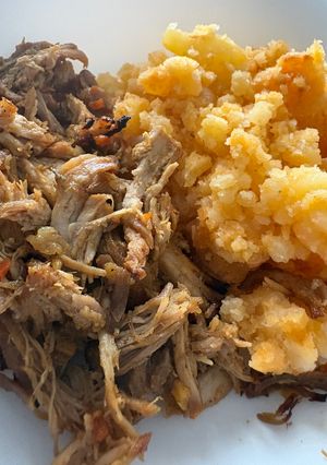 Tépett hús, hagymás törtkrumplival recept fotója