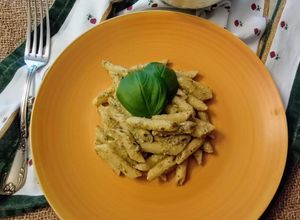 Foto di Pennette con il pesto di tonno olive capperi parmigiano basilico