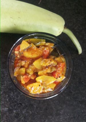 દુધી બટાકા નું શાક (Dudhi Bataka Shak Recipe In Gujarati) રેસીપી મુખ્ય ફોટો