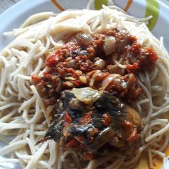 A picture of White spaghetti n fish sous.