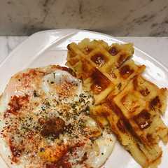 Una foto de Waffle de envuelto y huevo frito 🍳