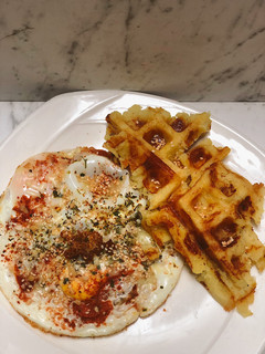 Una foto de Waffle de envuelto y huevo frito 🍳