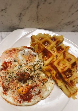 Una foto de Waffle de envuelto y huevo frito 🍳