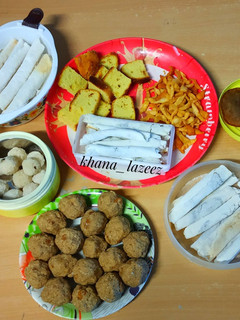 A picture of RICE COOKIES or TIL PITHA.