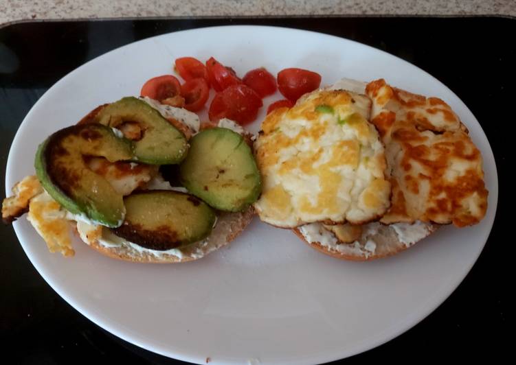 My Grilled Halloumi + Avocado Bagel with a hint of Chilli 🥰