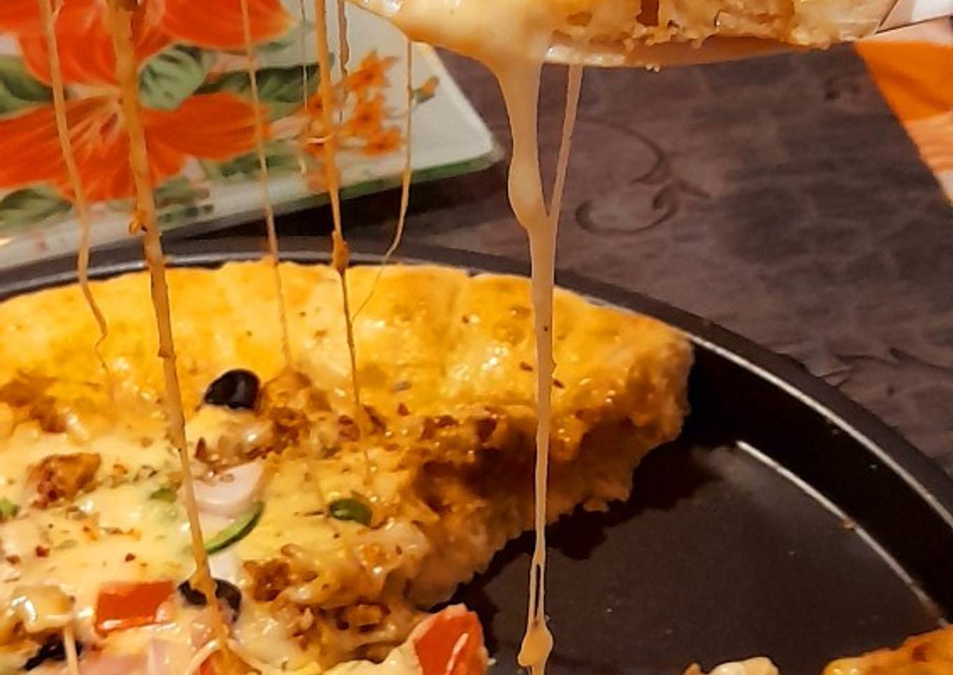 Corner filling sauce pizza