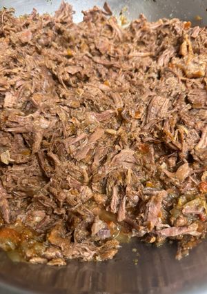 Una foto de Carne desmechada de paleta en olla a presión