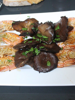 Una foto de Gambas y níscalos al horno