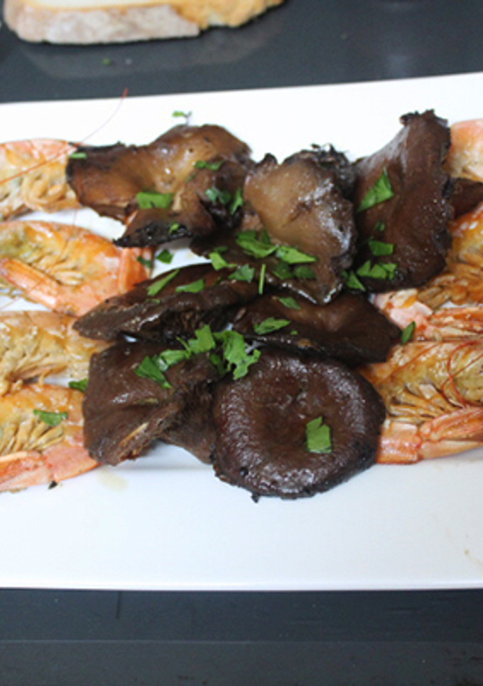 Una foto de Gambas y níscalos al horno