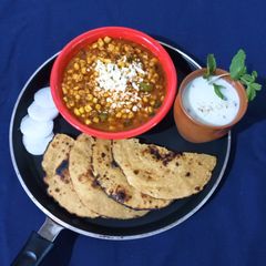A picture of Corn capsicum curry with makki roti.