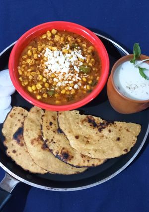 A picture of Corn capsicum curry with makki roti.
