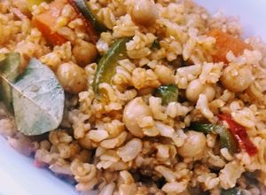 Una foto de Guiso vegetariano de arroz integral y garbanzos light