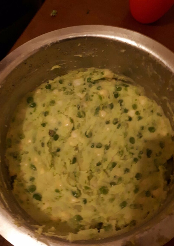 A picture of Mashed potatoes and Peas, Mukimo.