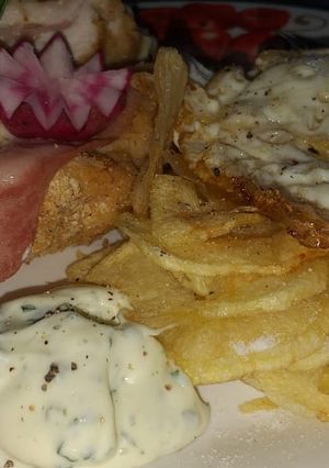 Una foto de Milanesa rellena con papas a la española