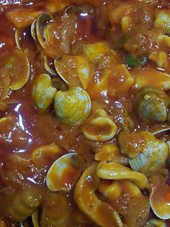 Una foto de Almejas y calamares en salsa!