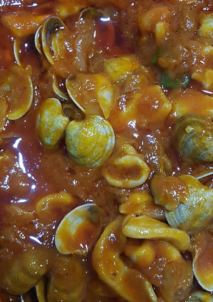 Una foto de Almejas y calamares en salsa!