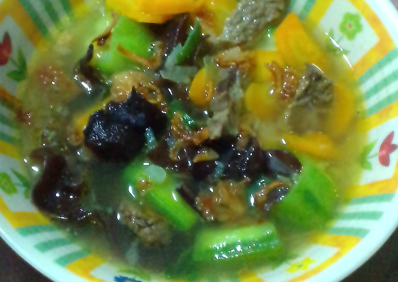 Sop dengan jamur dan gambas