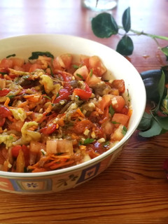 Una foto de Escalivada de berenjena y pimiento rojo con tomate y zanahoria