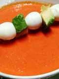 Salmorejo light con brocheta de aguacate y huevito