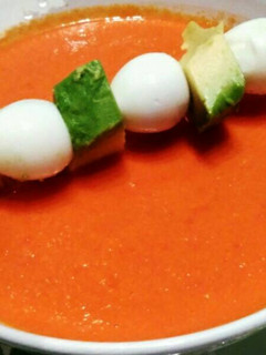 Una foto de Salmorejo light con brocheta de aguacate y huevito