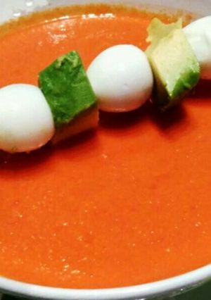 Foto principal de Salmorejo light con brocheta de aguacate y huevito