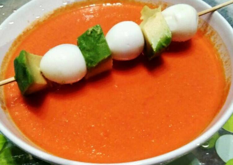 Salmorejo light con brocheta de aguacate y huevito