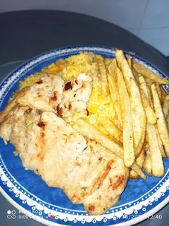 Una foto de Pechuga de pollo asada con papas a la francesa (Mi comida favorita)