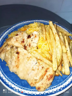 Una foto de Pechuga de pollo asada con papas a la francesa (Mi comida favorita)