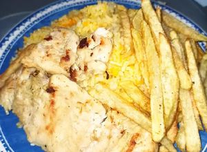 Una foto de Pechuga de pollo asada con papas a la francesa (Mi comida favorita)