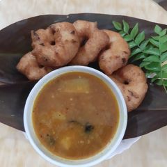 A picture of Sambar Vada.